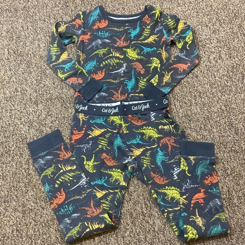 10/$50 Cat & Jack Colorful Dinosaur Pajama Set Size 8